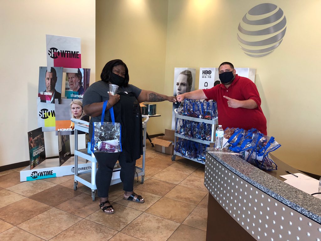 A1SmithBlock's tweet photo. Giving out them D-Port Care Packages! 
#DportCultureCommittee #TuggleNation @ShellyBradley15 @Rachel_V_Smith @anthonyetuggle https://t.co/rKyao1y5Q0