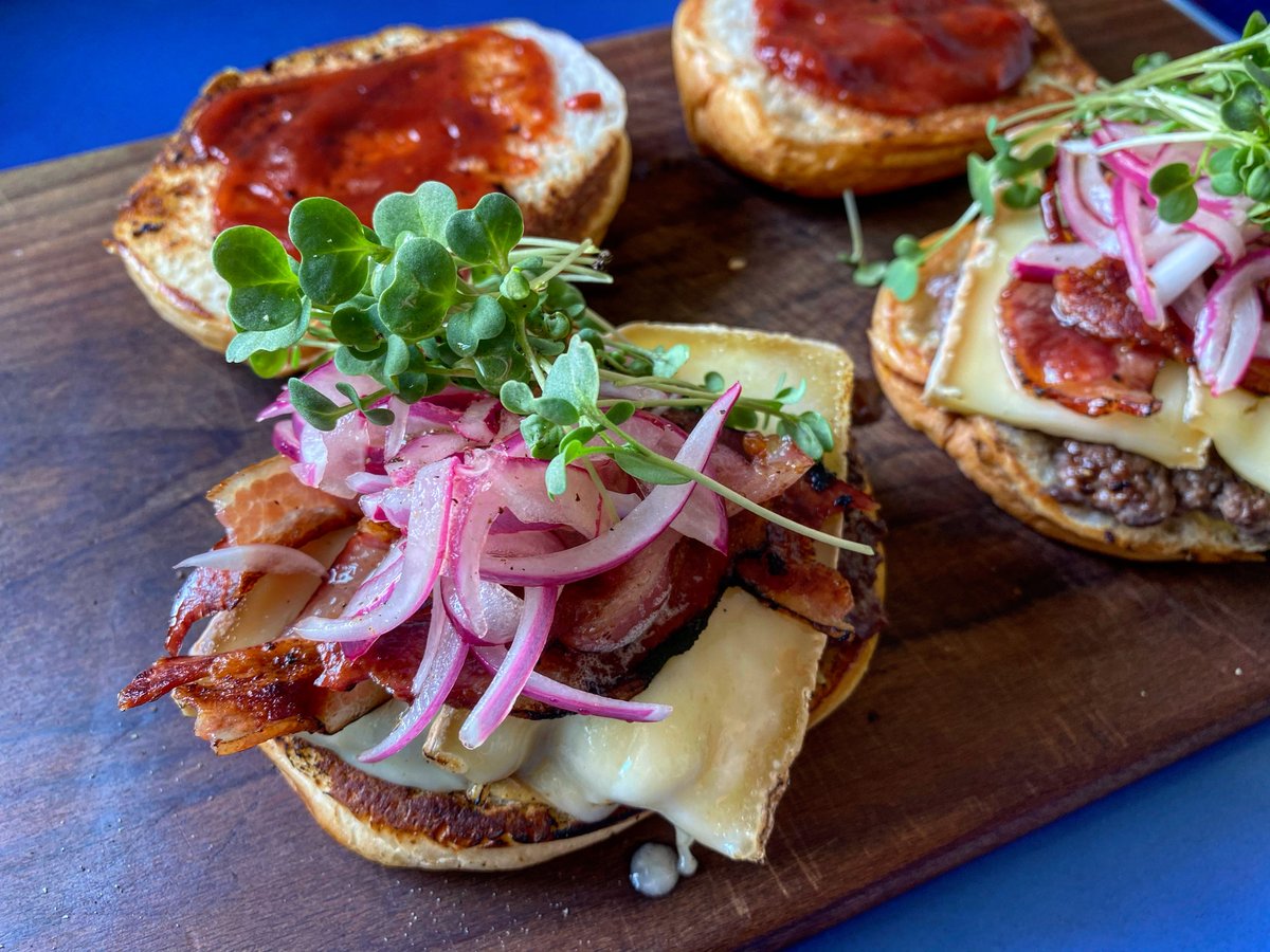 - ¿Cheeseburger? 
- Mejor mejor... ¡Burger de queso Taleggio, bacon y cebolla encurtida!
Se te van a ver los colmillos desde lejos…
Link a videoreceta: youtu.be/jEHdtoeQ3ho 
#ColmadoandFriends #RecetasFáciles