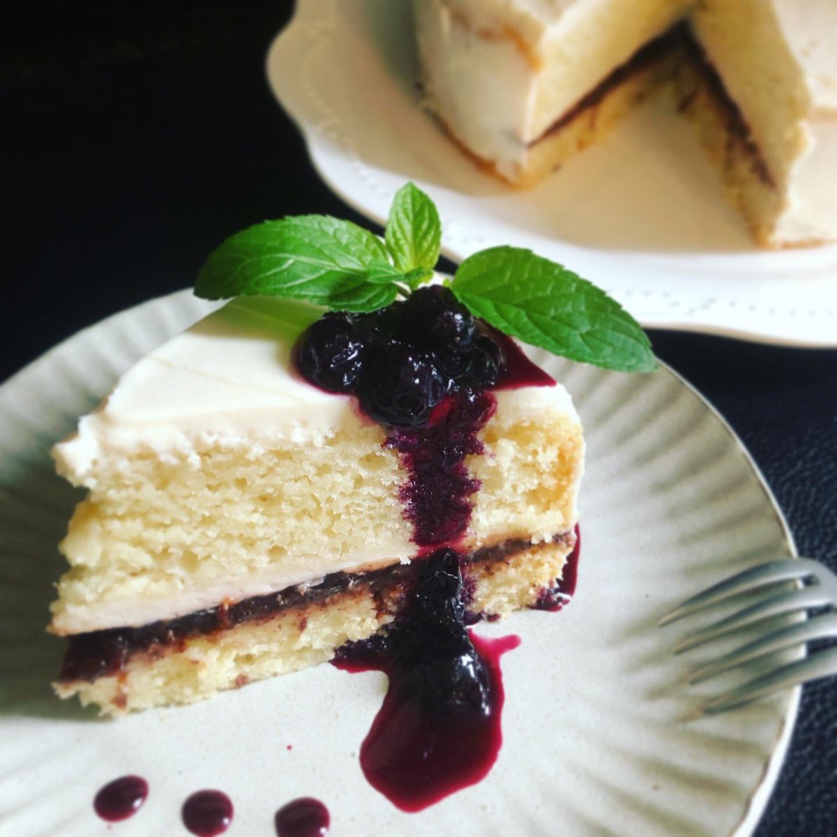 ট ইট র Herb Tea Shop Soup Cafe 葉の園 ハイビスカス ローズヒップのショートケーキ 風 ヴィーガンケーキです ハーブコーディアルを作った時に残るハーブをジャムにします そのジャムと豆乳クリームホイップを生地に挟んでショートケーキ風に