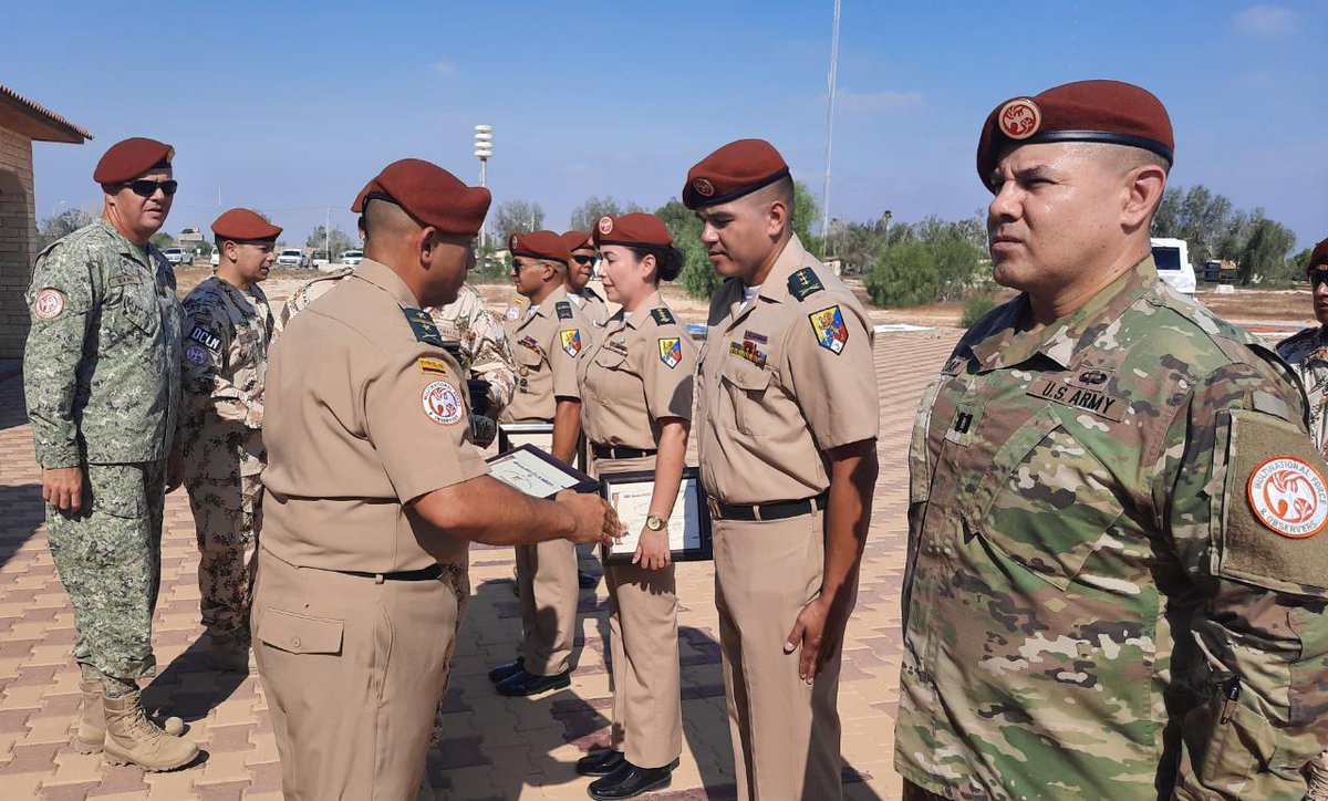 COL_EJERCITO's tweet photo. Nuestros héroes del Batallón Colombia N.° 3, desde la Península del Sinaí en Egipto, realizaron una solemne ceremonia en conmemoración del #DíaDelEjército. 

#MilesDeApellidosUnaSolaFamilia🇨🇴 
#7Agosto https://t.co/6x5uKmYQFM