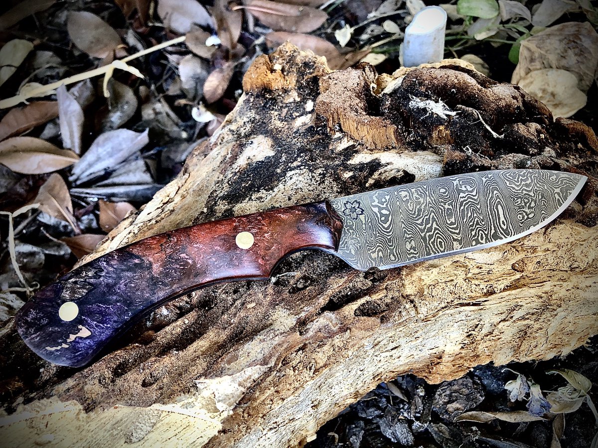 MatthewPortmann's tweet photo. Just finished up a pair of damascus hunters I am very happy with. https://t.co/Hwq6h5gDzI