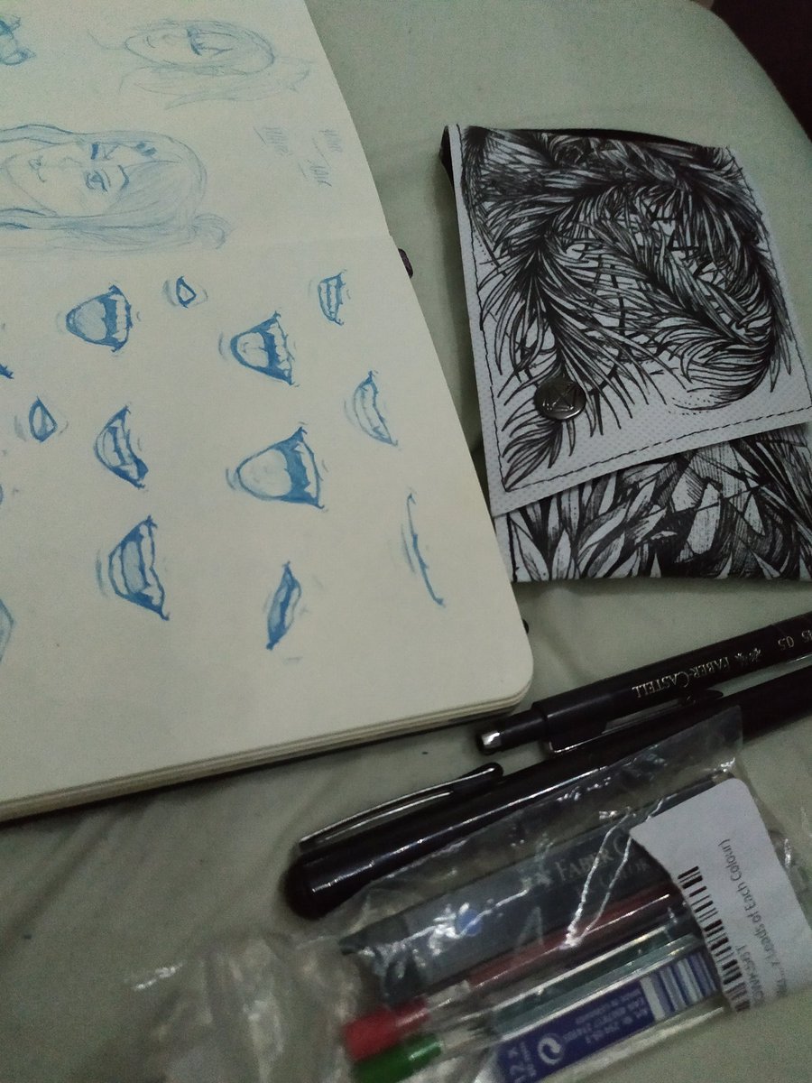 XenoCrafts's tweet photo. I've had my sketch book laying next to me with pencils and pens for 3 hours nearly... Waiting to build up some strength to use it ๐๐ค
#fatiguelife https://t.co/BVmNoz73ow