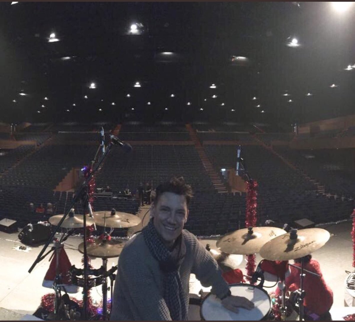 MarkStreetTweet's tweet photo. What a big venue!!! https://t.co/XDmHXGlbaf