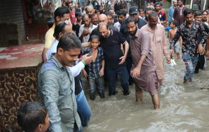 AliSuMiOfficial's tweet photo. 🇲🇬🇵🇰#MQMPakistan🇲🇬🇵🇰
سربراہ تنظیم ایم کیو ایم پاکستان بحالی کمیٹی ڈاکٹر فاروق ستار بھائی نے سرجانی ٹاؤن یوسف گوٹھ میں بارش کے پانی سے متاثرہ علاقوں کا ہنگامی دورہ کیا اور وہاں موجود عوام الناس سے ملاقات کر کے انکے مسائل سنے.❤💚🕊 https://t.co/Yg4dntnPzr