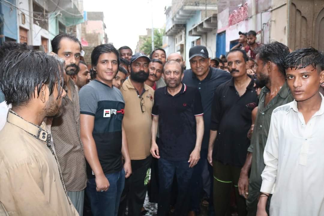 AliSuMiOfficial's tweet photo. 🇲🇬🇵🇰#MQMPakistan🇲🇬🇵🇰
سربراہ تنظیم ایم کیو ایم پاکستان بحالی کمیٹی ڈاکٹر فاروق ستار بھائی نے سرجانی ٹاؤن یوسف گوٹھ میں بارش کے پانی سے متاثرہ علاقوں کا ہنگامی دورہ کیا اور وہاں موجود عوام الناس سے ملاقات کر کے انکے مسائل سنے.❤💚🕊 https://t.co/8LWLJ3BMF5