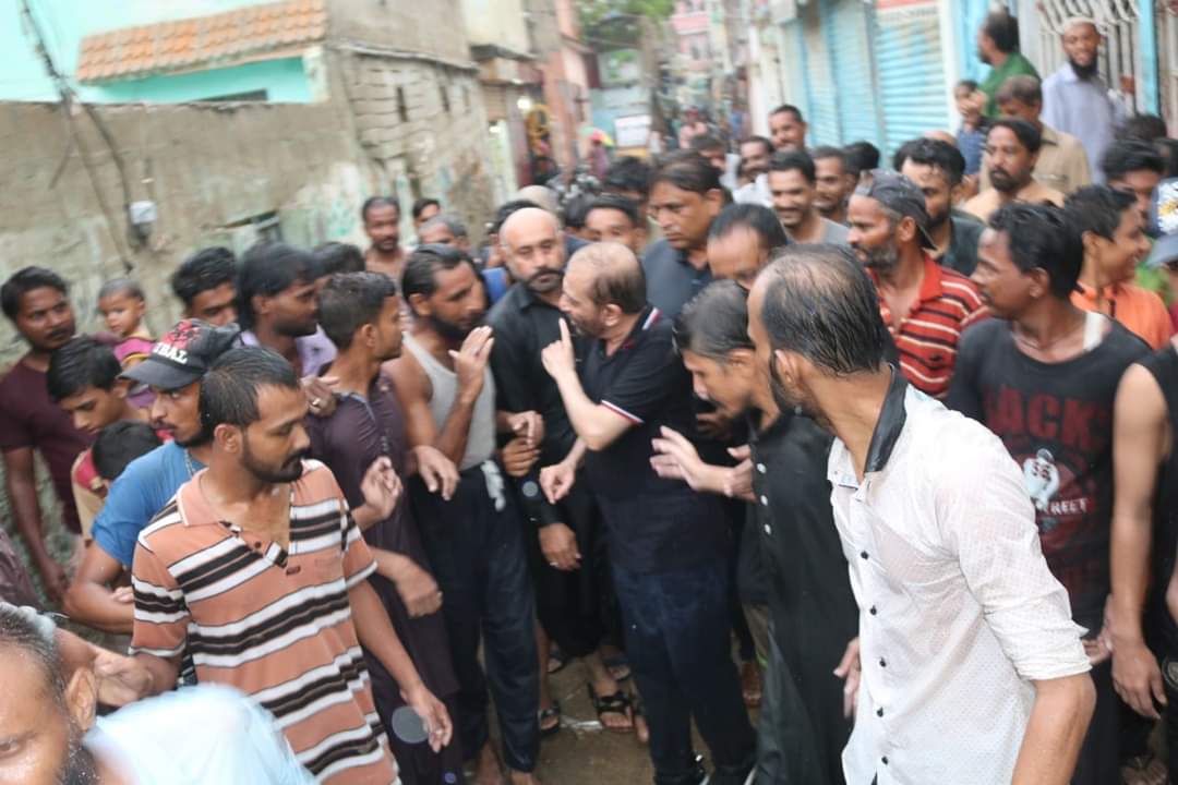 AliSuMiOfficial's tweet photo. 🇲🇬🇵🇰#MQMPakistan🇲🇬🇵🇰
سربراہ تنظیم ایم کیو ایم پاکستان بحالی کمیٹی ڈاکٹر فاروق ستار بھائی نے سرجانی ٹاؤن یوسف گوٹھ میں بارش کے پانی سے متاثرہ علاقوں کا ہنگامی دورہ کیا اور وہاں موجود عوام الناس سے ملاقات کر کے انکے مسائل سنے.❤💚🕊 https://t.co/8LWLJ3BMF5