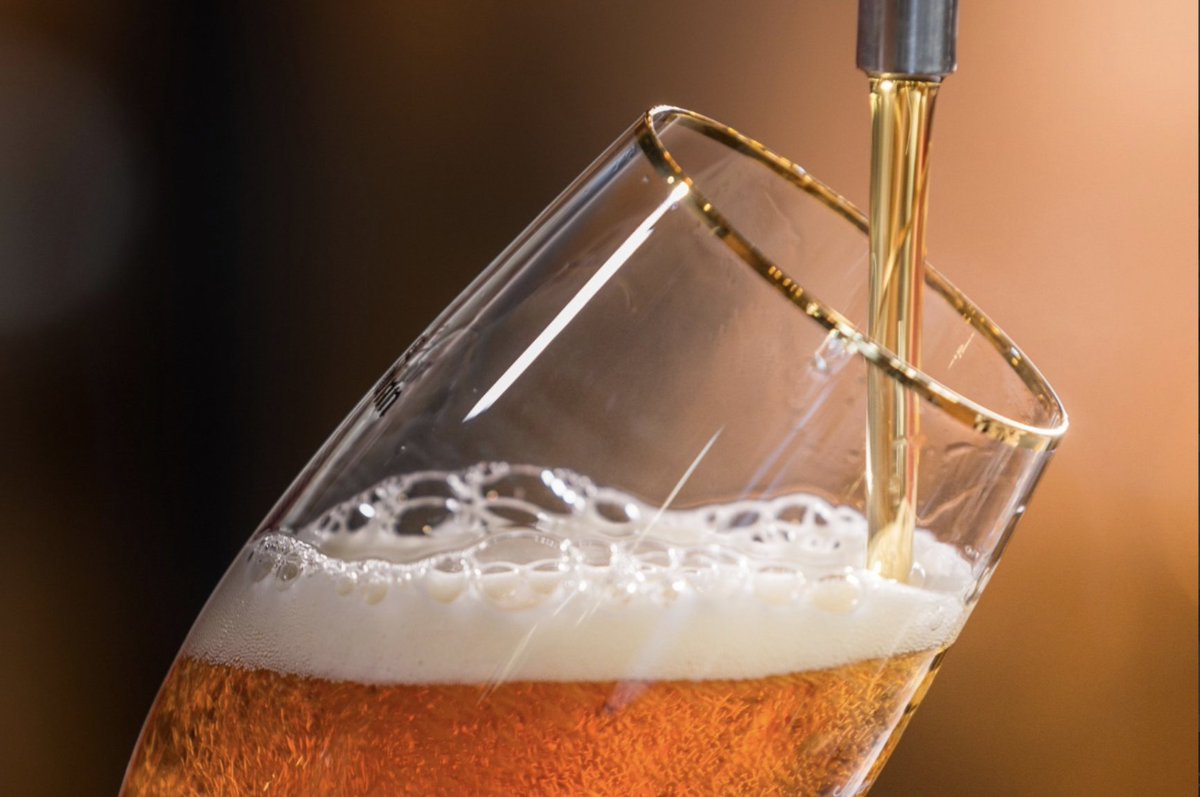 MarcaChile's tweet photo. 🍻 ¿Sabías que existe una cerveza chilena donde toda su producción es con energía🌞? Innovadora, sustentable y con un sabor artesanal único, así es la industria cervecera en 🇨🇱. En el #DíaInternacionalDeLaCerveza te invitamos a conocer más sobre ella aquí: https://t.co/EnHptfM6kf https://t.co/77vZ0ZcQur