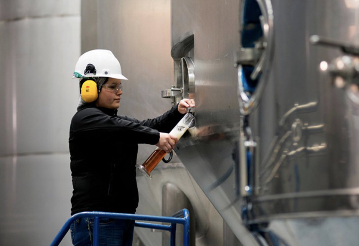 MarcaChile's tweet photo. 🍻 ¿Sabías que existe una cerveza chilena donde toda su producción es con energía🌞? Innovadora, sustentable y con un sabor artesanal único, así es la industria cervecera en 🇨🇱. En el #DíaInternacionalDeLaCerveza te invitamos a conocer más sobre ella aquí: https://t.co/EnHptfM6kf https://t.co/77vZ0ZcQur