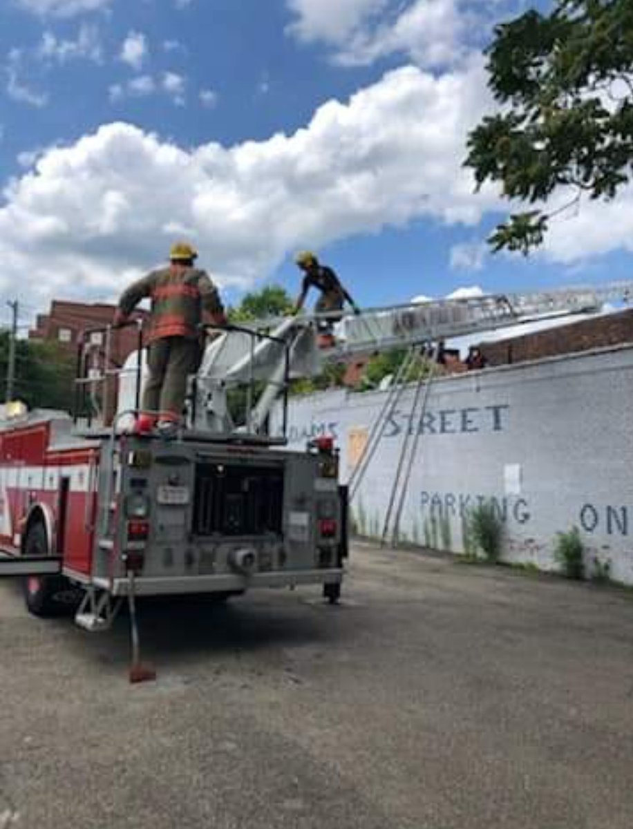 AkronFiredept's tweet image. Akron Fire companies still training hard. Working on fireground tactics while being safe for us and for you. #AlwaysAtWork #AdamsStreet #HeyAkron