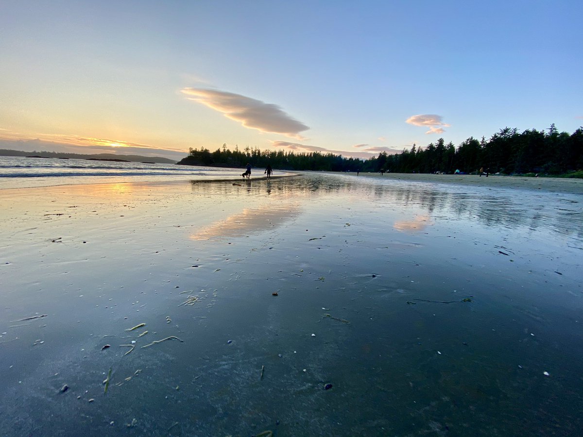 Capturing the amazing light & reflections during sunset on the beautiful west coast! #theweathernetwork #beautifulvancouverisland #ourbc #canadaparadise #dailyviewbc #globalbc 📷 taken by Silvia Sander