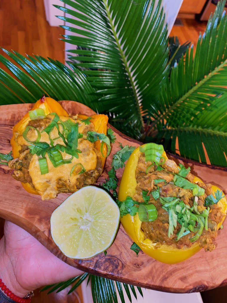 veronicaaamarie's tweet photo. hi twitter, I share plant based recipes on insta these days !
🌿🌞🌶 @bewelllwithvero https://t.co/P1fo6Y8XmE
