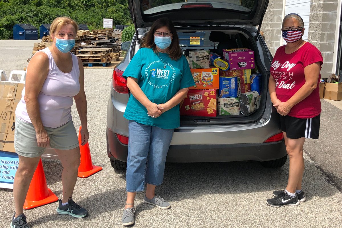 FrancisHowell's tweet photo. THANK YOU: Stacey and the wonderful staff at @WestCommunityCU donated a car full of food to the District's food drive today. FHSD is thankful to have such wonderful community partners to help support our families in need! #FHSDCommunity https://t.co/pfuTtgZl14