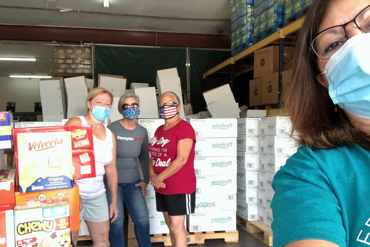 FrancisHowell's tweet photo. THANK YOU: Stacey and the wonderful staff at @WestCommunityCU donated a car full of food to the District's food drive today. FHSD is thankful to have such wonderful community partners to help support our families in need! #FHSDCommunity https://t.co/pfuTtgZl14