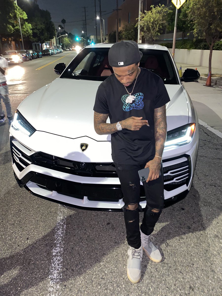 dj_bandz's tweet photo. Work hard for these clothes cars &amp; watches &amp; chains 🥶🚀🖤 https://t.co/Ae7hSheSKO