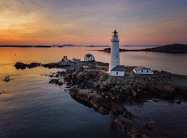 wondermugs's tweet photo. Happy #LighthouseDay! Pictured is the oldest lighthouse in the United States: Boston Harbor, built on the shores of the Atlantic ocean in 1716! 🌊
📷: Greg Sager https://t.co/aWWqH5pI31