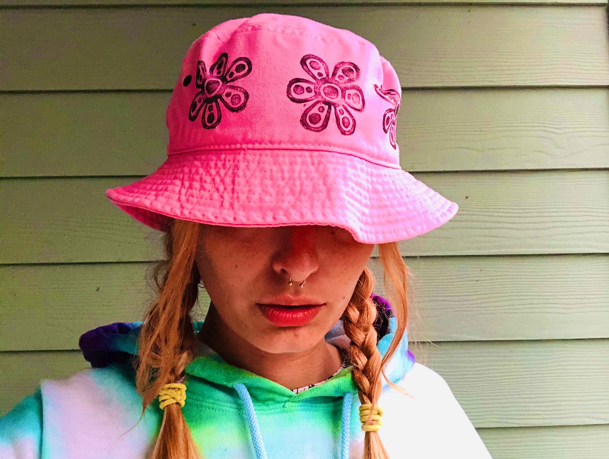 lucysschild's tweet photo. mushroom fairy or flower child🍄🌸 https://t.co/n5hr7n5JvN
