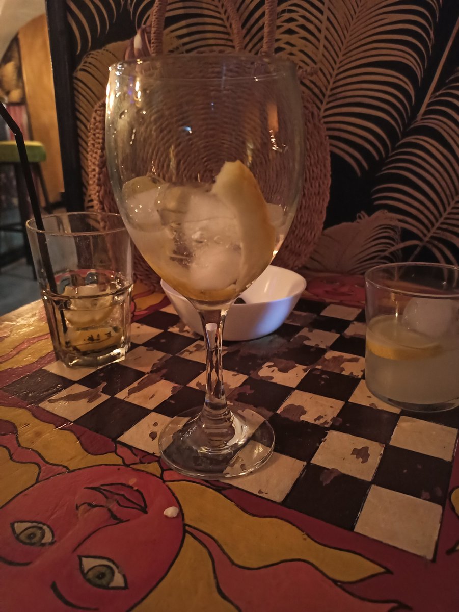 ZjChris's tweet photo. @cafedelbuho O el planteamiento entre beefeter o seagram's🧐 https://t.co/q5UZbUcY93