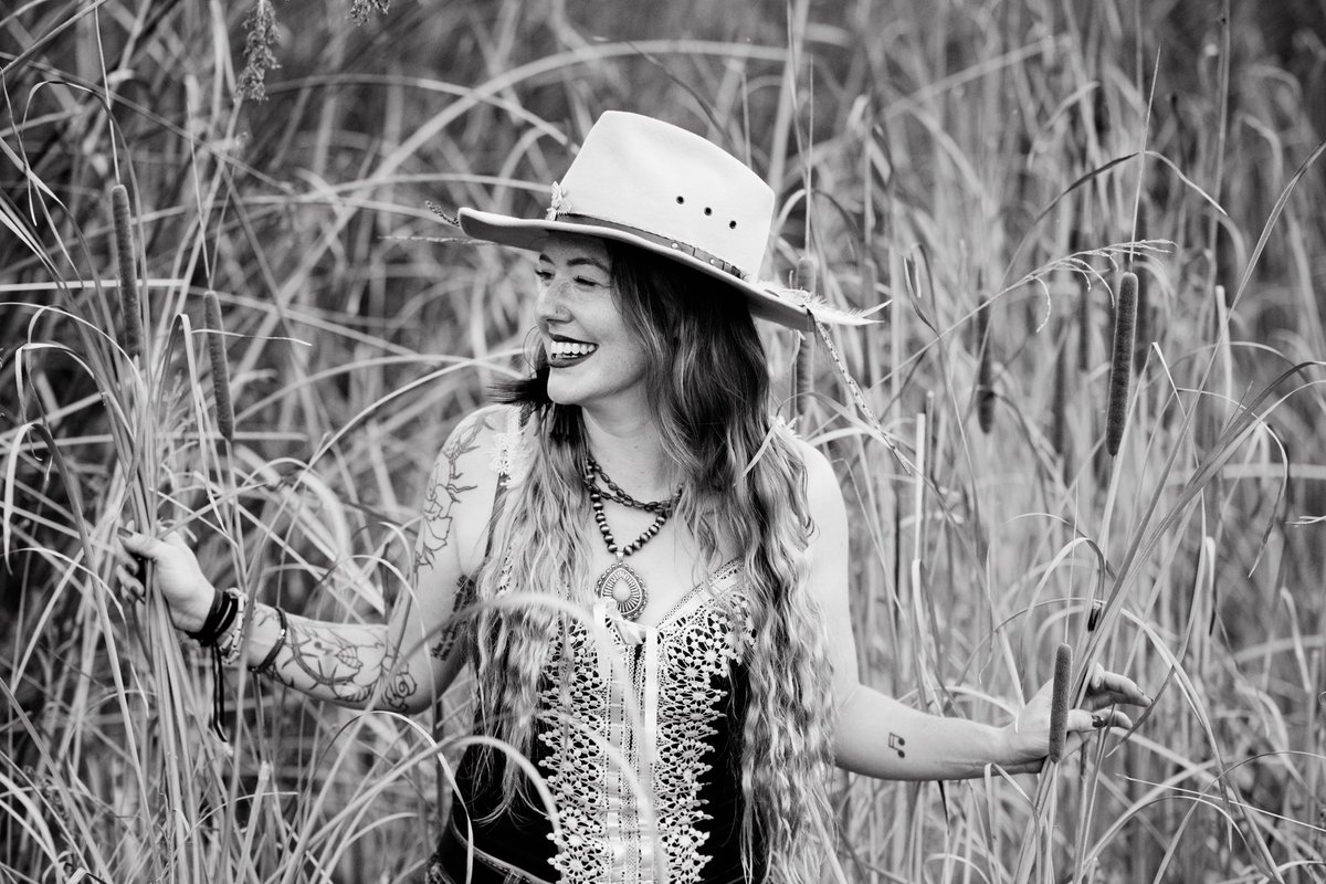 amelia_presley's tweet photo. ❥I can’t wait to stare @ ⛰’s while singin’ for ya’ll at @LescombesBistro in #LasCrucesNM tonight for the 2nd stop of the #HarmNobodyElseTour! 6:30pm!
📸: @jcksnsartstudio
❥ Please follow &amp; support my amazing sponsor for the “Harm Nobody Else Tour”-@TexasSilverRush https://t.co/IEyT8IN9ZQ