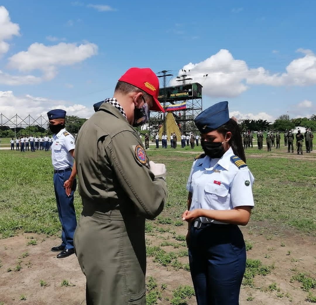 JSilvaAponte's tweet photo. Orgulloso de nuestros Alfereces y Cadetes de la @amab_umbv y la @ameb_vzla por haber sido ejemplo de coraje y espíritu patriótico durante su preparación en el Curso de Paracaidismo Básico Militar 02-2020 ¡Felicitaciones Compañeros! ¡Continuemos Venciendo, por Venezuela! https://t.co/gcazjNGMi6