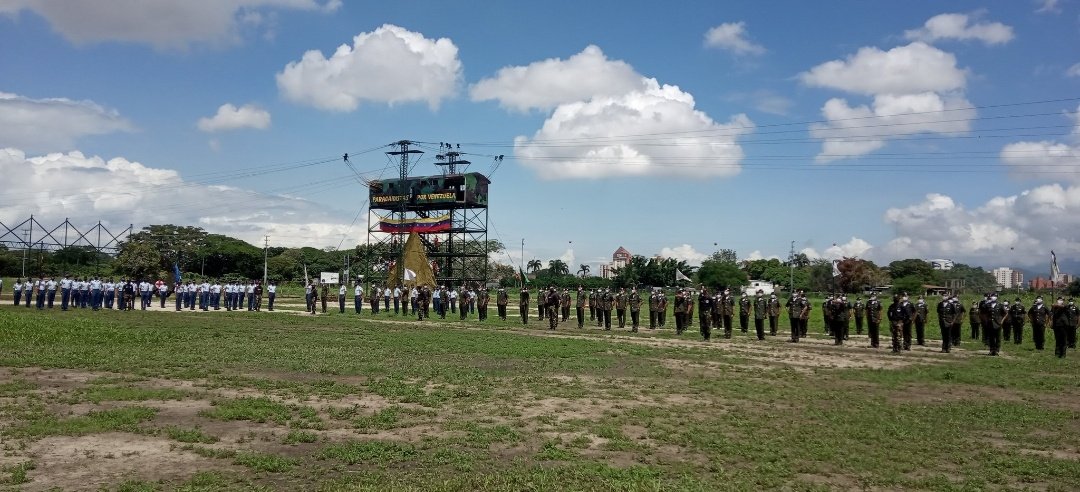 JSilvaAponte's tweet photo. Orgulloso de nuestros Alfereces y Cadetes de la @amab_umbv y la @ameb_vzla por haber sido ejemplo de coraje y espíritu patriótico durante su preparación en el Curso de Paracaidismo Básico Militar 02-2020 ¡Felicitaciones Compañeros! ¡Continuemos Venciendo, por Venezuela! https://t.co/gcazjNGMi6