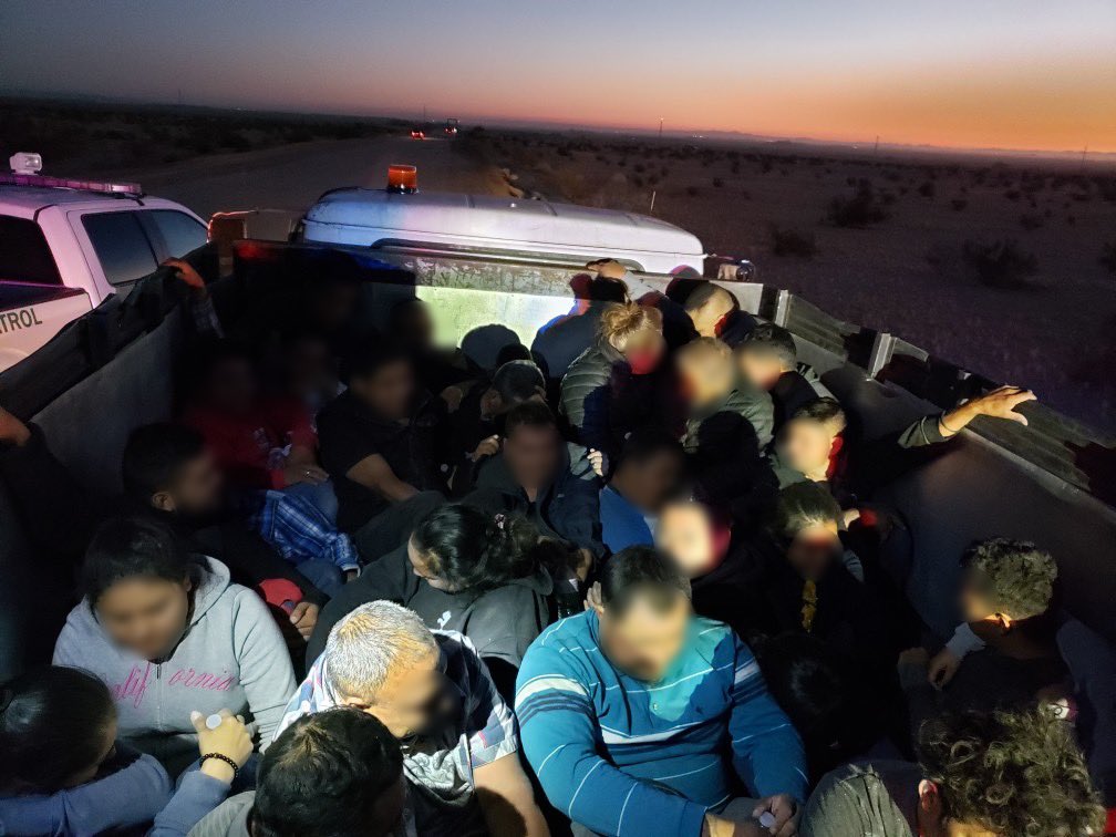 CMDROpAtLargeCA's tweet image. ALERT🚨No social distancing, no masks &amp;amp; no safety belts. Dangerous smuggling attempt thwarted as #USBP agents find 52 illegal aliens crammed in a stake bed truck &amp;amp; utility van trying to blend in w/construction near the border. Our agents were #notfooled❗️🚧bit.ly/2DJH0Ds