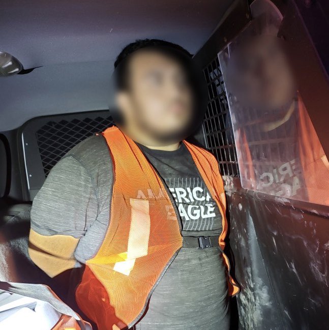 CMDROpAtLargeCA's tweet image. ALERT🚨No social distancing, no masks &amp;amp; no safety belts. Dangerous smuggling attempt thwarted as #USBP agents find 52 illegal aliens crammed in a stake bed truck &amp;amp; utility van trying to blend in w/construction near the border. Our agents were #notfooled❗️🚧bit.ly/2DJH0Ds