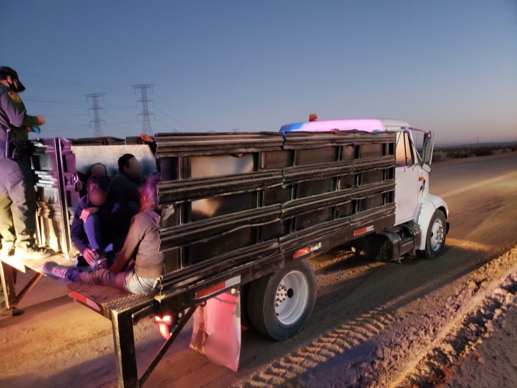 CMDROpAtLargeCA's tweet image. ALERT🚨No social distancing, no masks &amp;amp; no safety belts. Dangerous smuggling attempt thwarted as #USBP agents find 52 illegal aliens crammed in a stake bed truck &amp;amp; utility van trying to blend in w/construction near the border. Our agents were #notfooled❗️🚧bit.ly/2DJH0Ds
