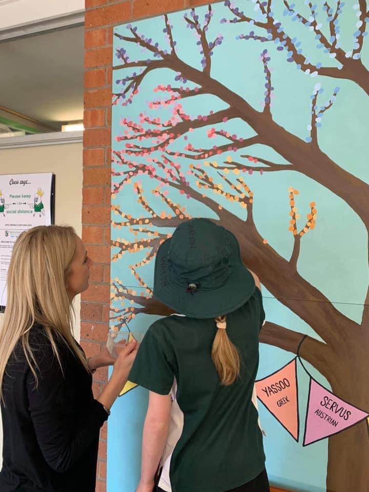 PublicValentine's tweet photo. EDUCATION WEEK - THAT’S A WRAP 💚 All students had the opportunity to add their fingerprint to our Welcome Wall mural. This mural symbolises learning together and that everyone belongs at VPS 💚 Thanks Miss Duck for your amazing artwork! 
#EdWeek20 @caseyyduckk https://t.co/Wwt9XHqMNv