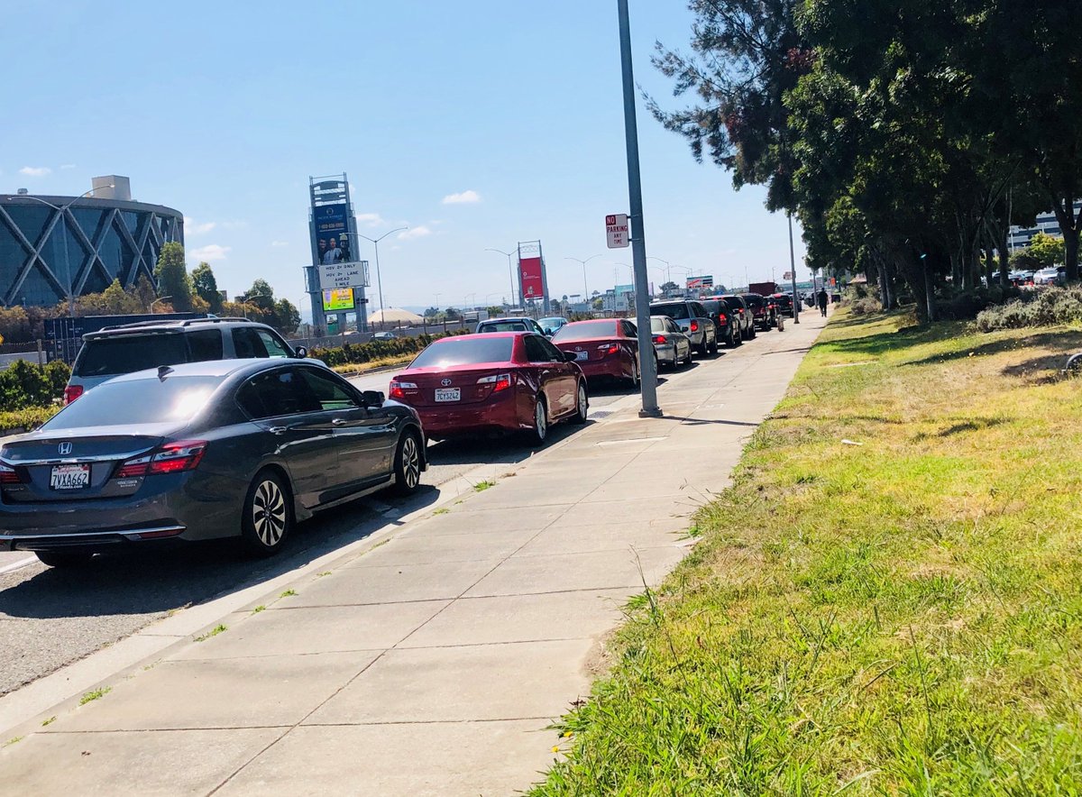 RubePul's tweet photo. .@WellsFargo joined #LendAHand, @ACCFB, @ConvoyofHope &amp; @100BlackMenBA to support students from 19 #Oakland schools. Students/families received 7,500 backpacks &amp; 36,000 meals. I am proud #WellsFargo provided the funding for the giveaway : ) ... elbow bump to @chuckbakeris https://t.co/EPoShJIiOI