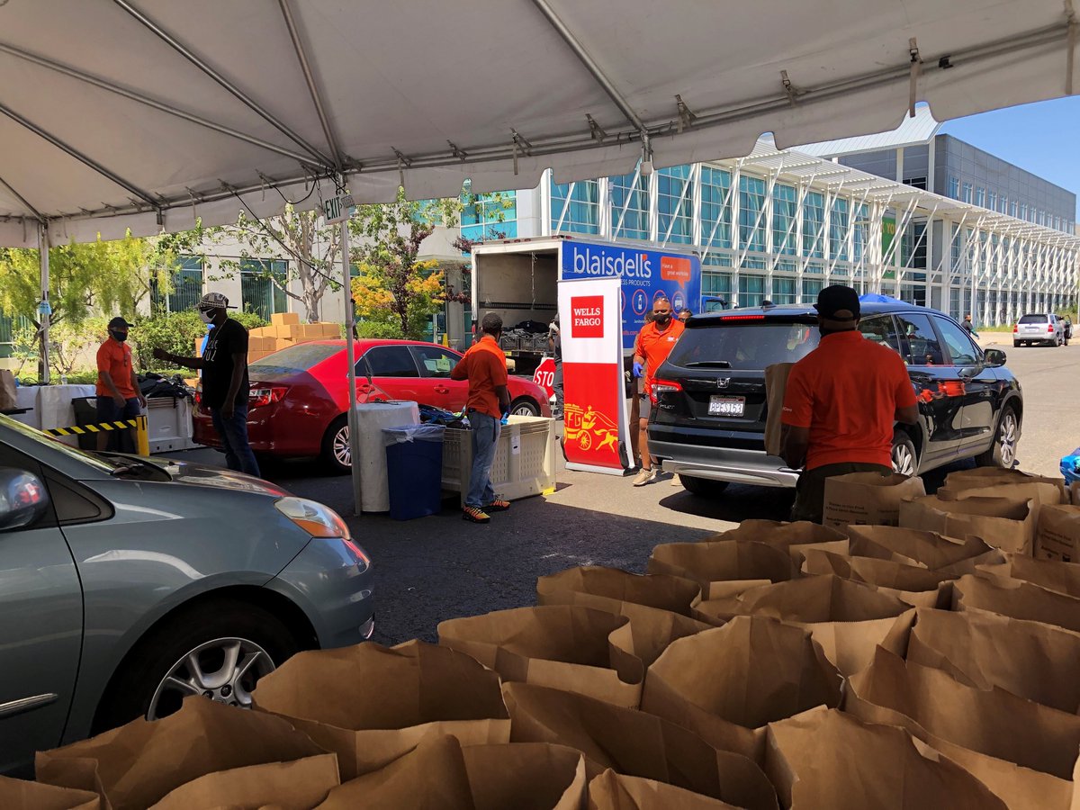RubePul's tweet photo. .@WellsFargo joined #LendAHand, @ACCFB, @ConvoyofHope &amp; @100BlackMenBA to support students from 19 #Oakland schools. Students/families received 7,500 backpacks &amp; 36,000 meals. I am proud #WellsFargo provided the funding for the giveaway : ) ... elbow bump to @chuckbakeris https://t.co/EPoShJIiOI