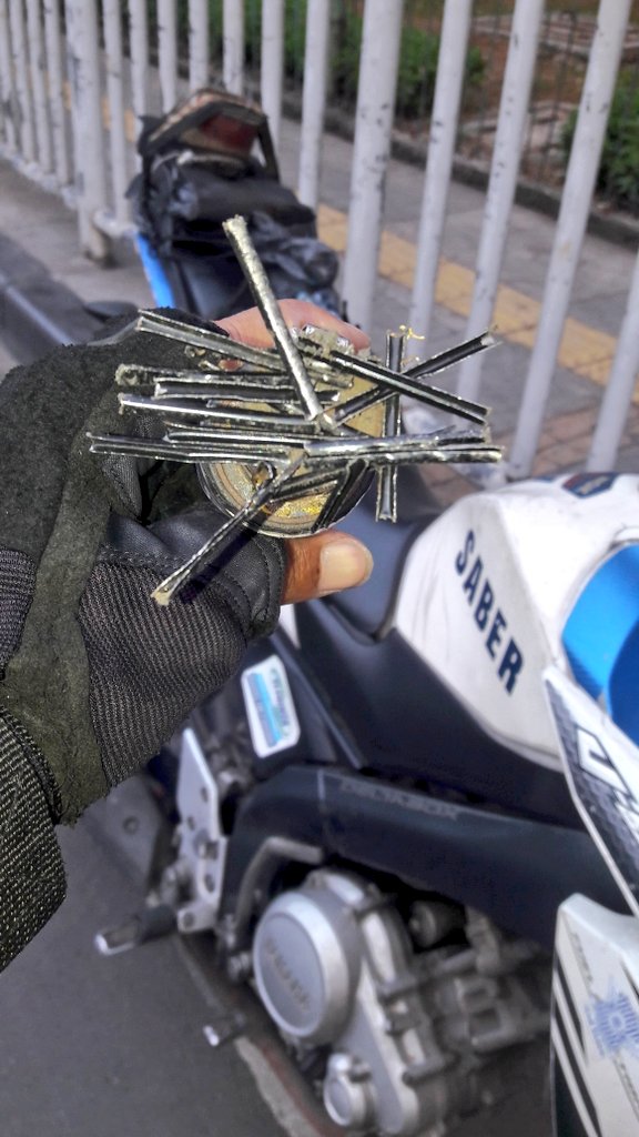 06.57: RT <a href="/rohim_saber/">rohimsaber87 🇲🇨🇲🇨</a>: Penyapuan ranjau jari-jari payung di ruas jalan Kyai Tapa Grogol arah Roxy, #Jkt di imbau pengendara yang melintas agar tetap berhati-hati. #ElshintaEdisiPagi