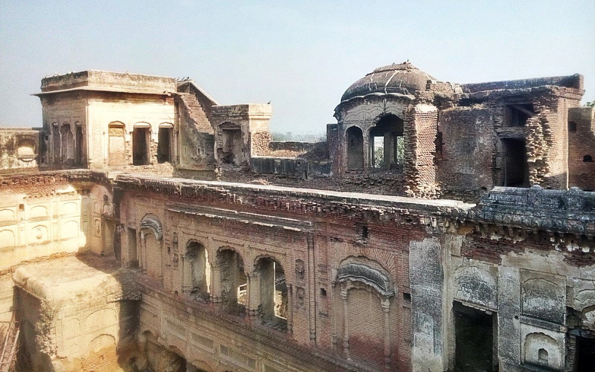 Once it was a magnificent three storey structure built of nanak shahi bricksThe architecture is amalgamation of Mughal & Rajput stylesOnion shaped domes, squared top pavilions on the corner turrets, bricked arches running parallel to multi-storey structures & paired pilasters