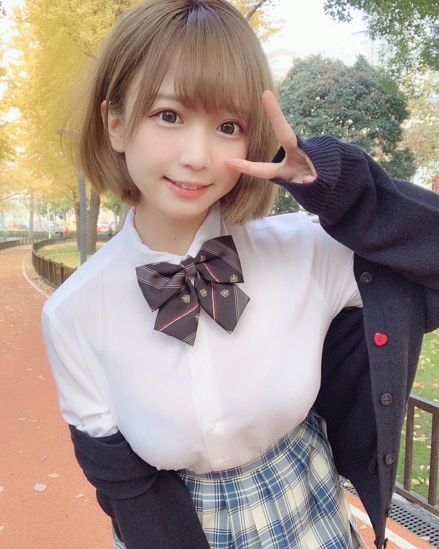 透けブラ 巨乳制服 