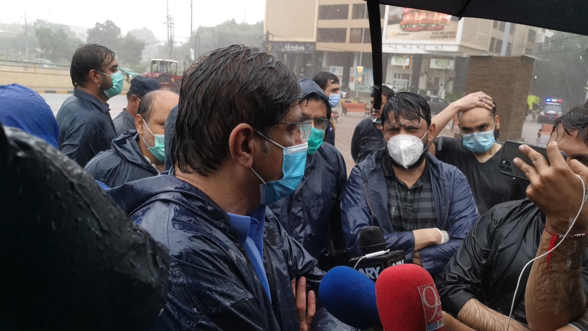 LarkanaPsf's tweet photo. While visiting the different areas of Karachi, our respected CM Sindh @MuradAliShahPPP along with @SaeedGhani1 @murtazawahab1 @SyedNasirHShah visits district east to ensure the cleanliness in the city amid heavy rain. Proud C.M of Pakistan✌👍
#SindhIsNotColonyIK https://t.co/R8PygbAmpm