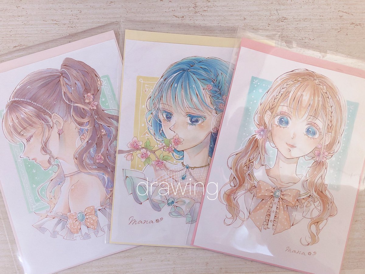 さくらの花ことば展(8月17日まで)の追加グッズ達です!?
名刺15枚、ポストカード4種×5枚、新ドローイング3点置かせて頂きます。 