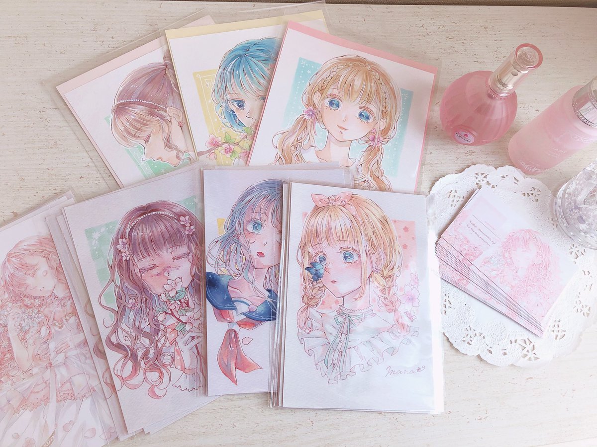 さくらの花ことば展(8月17日まで)の追加グッズ達です!?
名刺15枚、ポストカード4種×5枚、新ドローイング3点置かせて頂きます。 