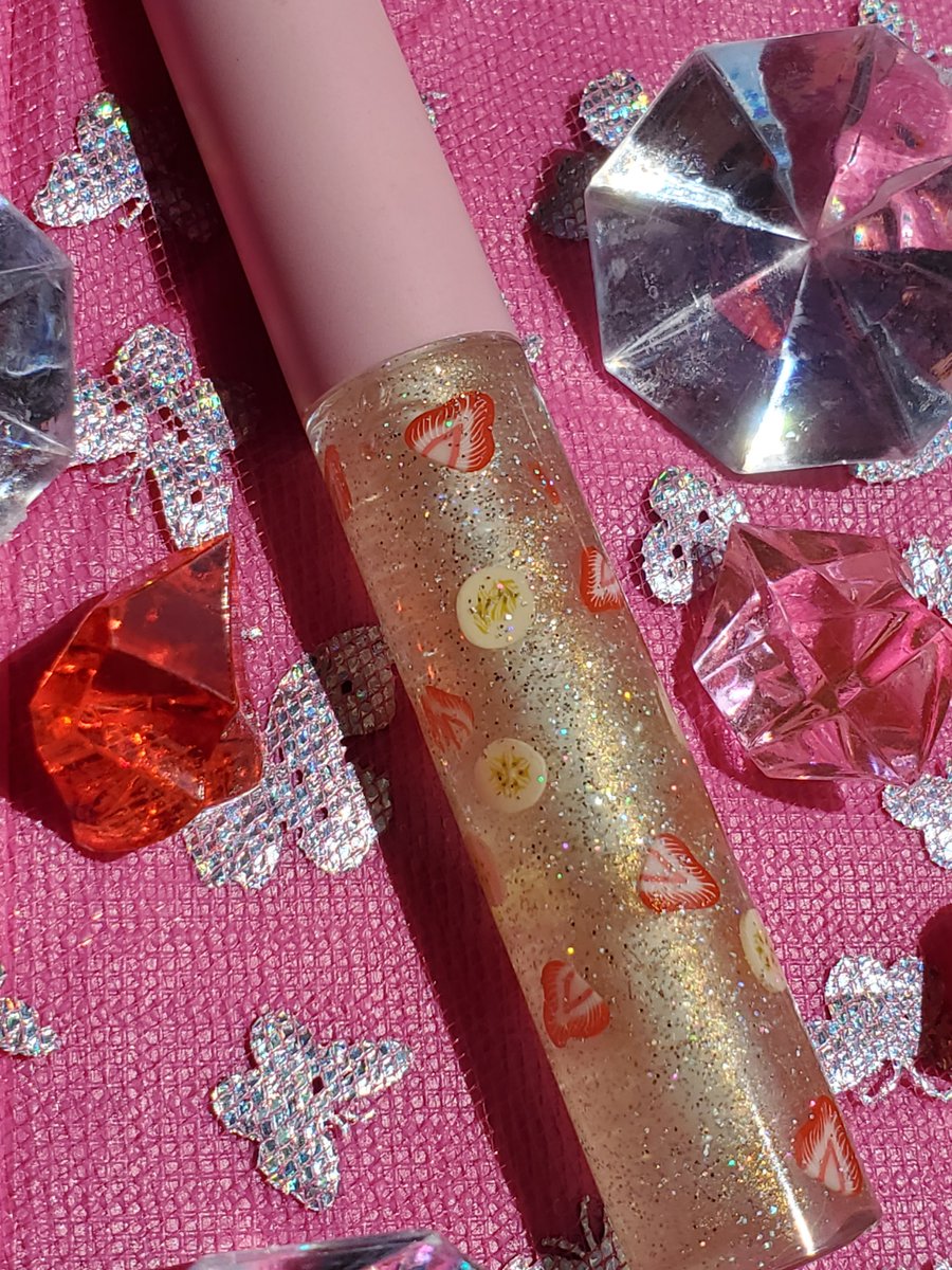 KissesKutt's tweet photo. 🍓🍌😋 Ya'll better go get Diamondized 💋 https://t.co/MV0jdOyVuv 🛍️🛒👄 #Wholesalegloss #lipoils #BlackBusiness #lipgloss #lipscrub #Sweetgloss #Diamondized #BlackOwnedBusinesses #lipcare #glossygloss #gloss #fruitgloss #popinggloss #Shinnygloss https://t.co/34RokIwDFG