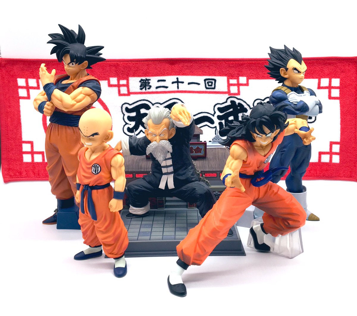 Kaorin En Twitter 一番くじ ドラゴンボール Strong Chains 開封撮影最後は恒例のフィギュア集合写真をパシャり 悟飯がいませんが やっぱりと集合写真は壮観ですね 今日の撮影 はここまでです 遅いランチを取るのでその後プレゼント