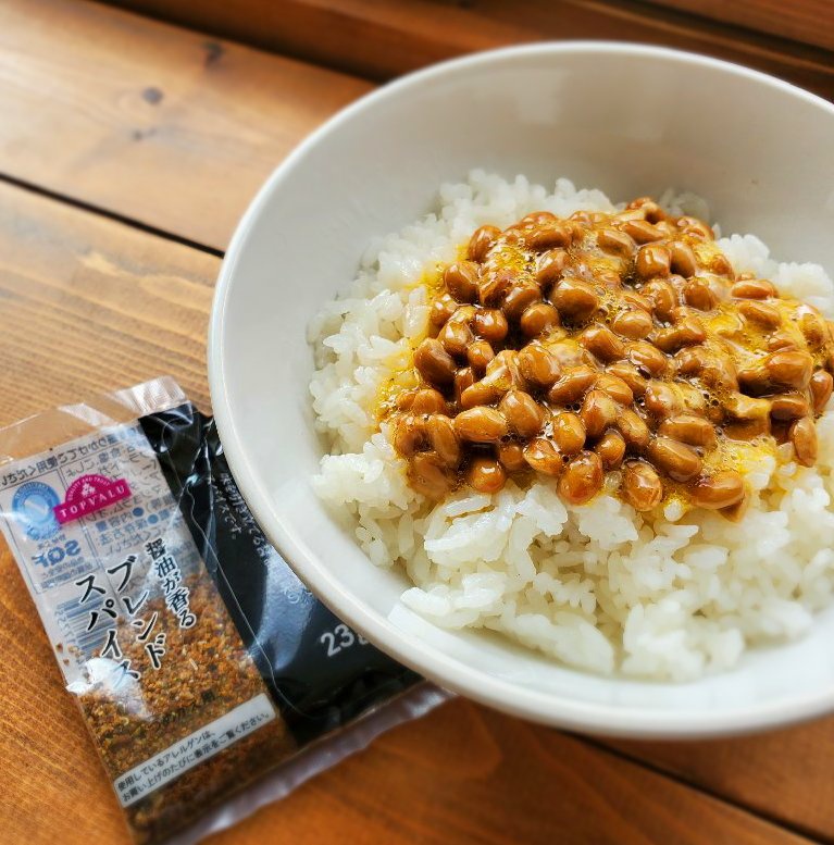 Kojiro あの黒瀬スパイスに似ているという 醤油が香るブレンドスパイス イオン を生たまごにふりかけて納豆と混ぜてわしわし食べる というのにここ最近ハマってる なんでこんなに相性がいいんだろ