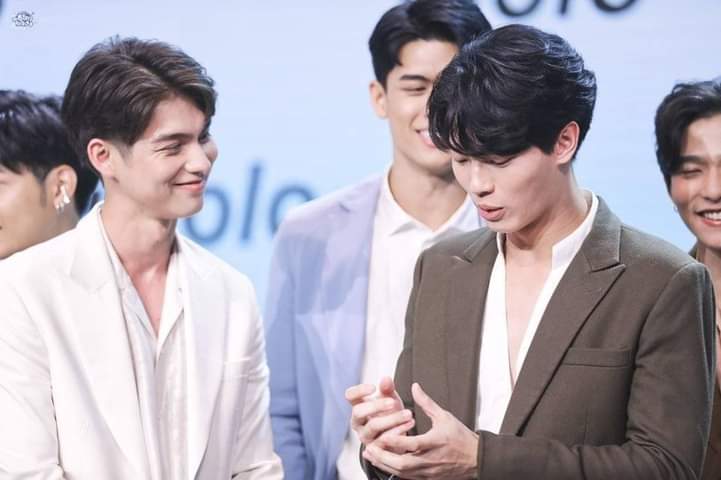 KLovebrightvc's tweet photo. ใครเห็นแอคเรา..เดวเราจะเคลียร์เพื่อนที่ฟอลไว้..ใครยังมีใจเดินไปด้วยกัน..ฟอลเรามา..เดวเราฟอลกลับ..จะเหลือไว้แค่คนที่รักน้องจริงๆ...#ไ���ร์ทวิน https://t.co/VmZyLBCrkY