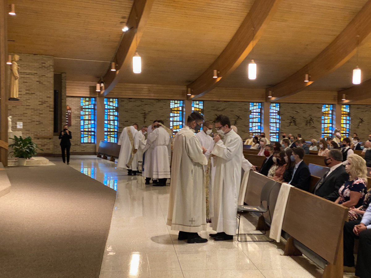 STMoreParish's tweet photo. Tonight, the @DIOCESEofCLE welcomed 4 new deacons, who God-willing will be ordain to the priesthood next year. Fr. Mike was present to vest Deacon Alex in his stole and dalmatic. We continue to pray for them as they minister to God’s people. https://t.co/lDsJvyDENH