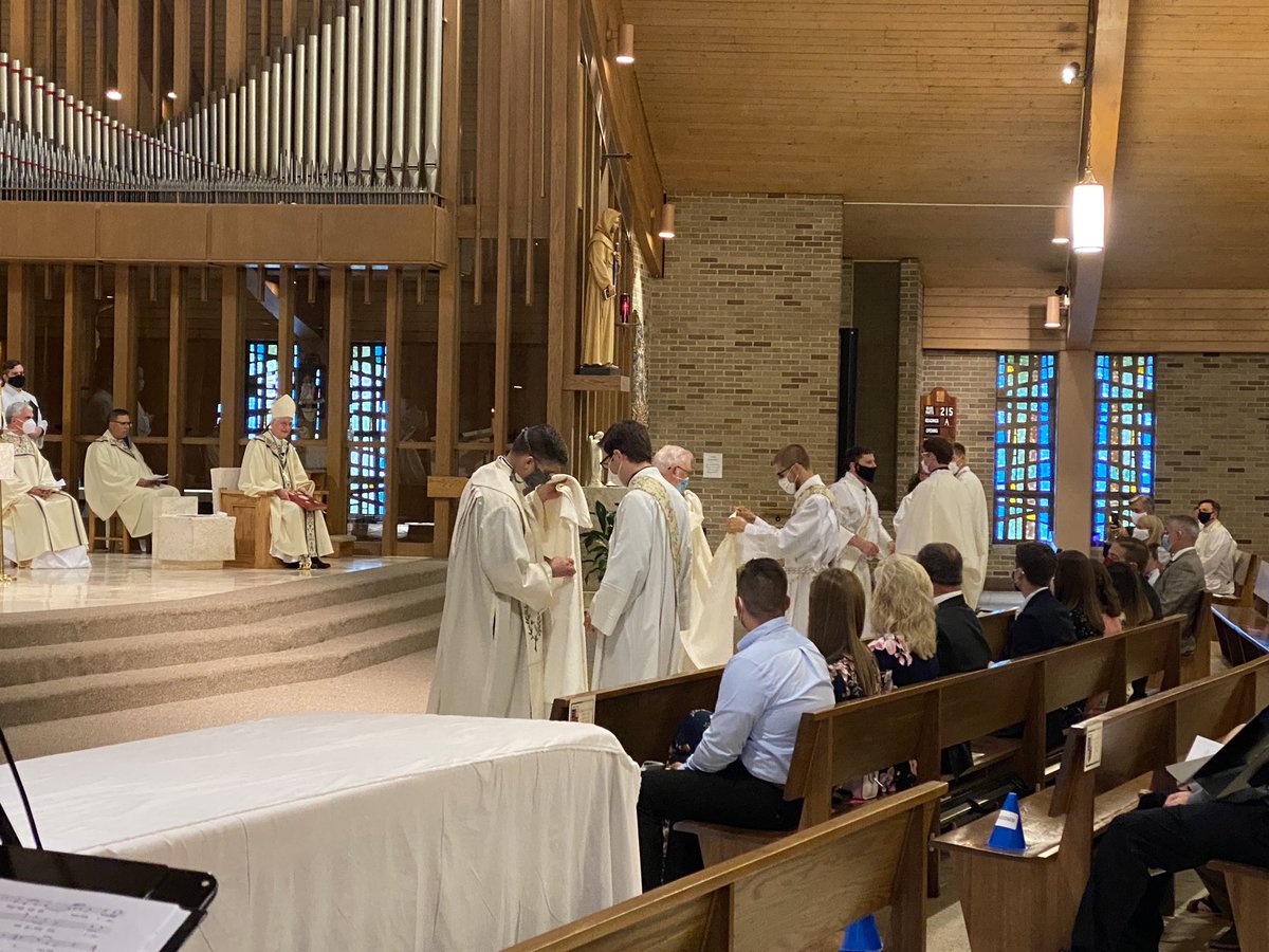 STMoreParish's tweet photo. Tonight, the @DIOCESEofCLE welcomed 4 new deacons, who God-willing will be ordain to the priesthood next year. Fr. Mike was present to vest Deacon Alex in his stole and dalmatic. We continue to pray for them as they minister to God’s people. https://t.co/lDsJvyDENH