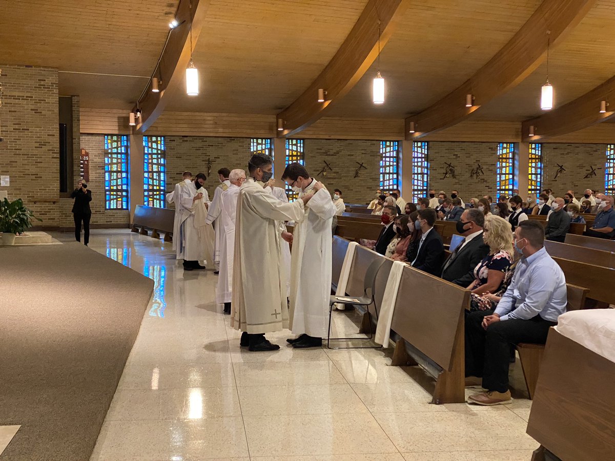 STMoreParish's tweet photo. Tonight, the @DIOCESEofCLE welcomed 4 new deacons, who God-willing will be ordain to the priesthood next year. Fr. Mike was present to vest Deacon Alex in his stole and dalmatic. We continue to pray for them as they minister to God’s people. https://t.co/lDsJvyDENH