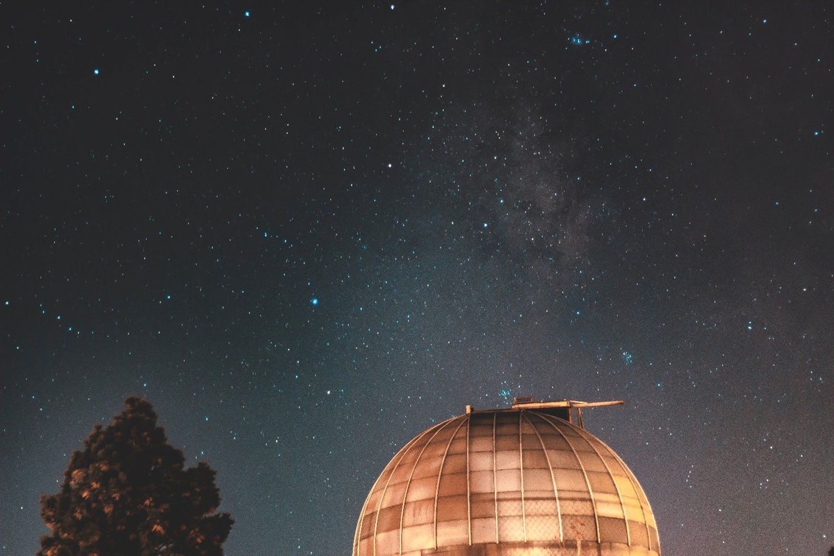 NAU's tweet photo. #SignsYouGoToNAU You know thereโs no better place for stargazing than right on campus ๐๐
https://t.co/Ga6NX9whMR https://t.co/TPTZeouOoU