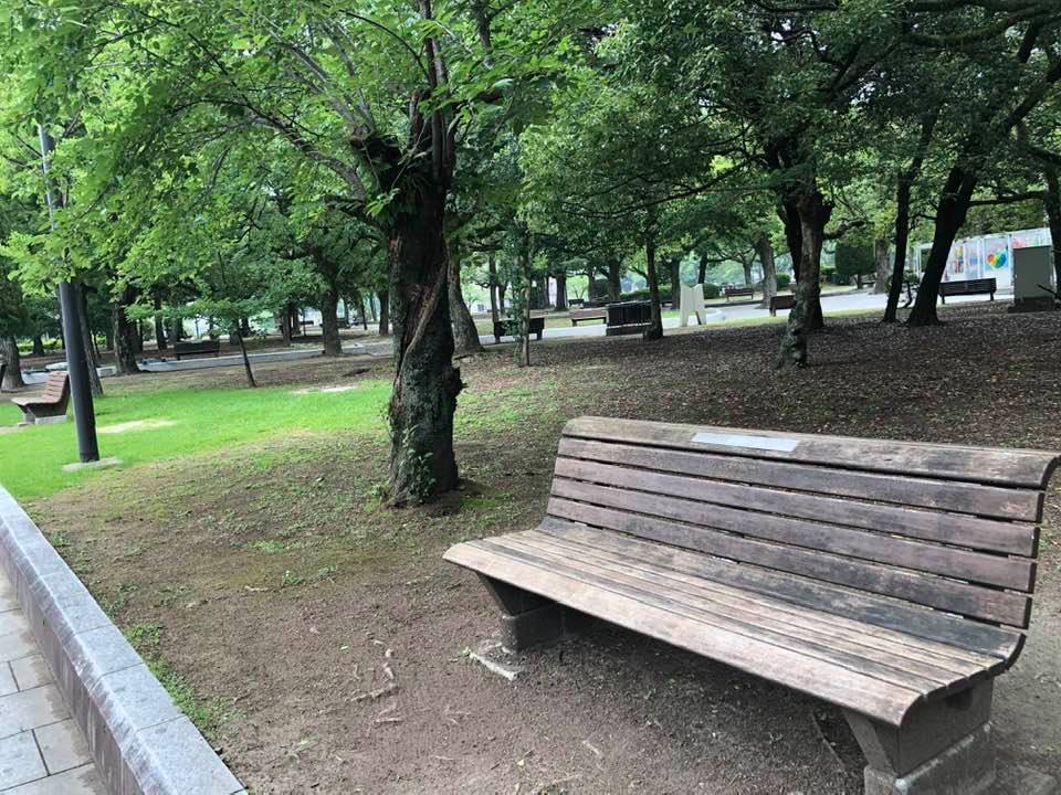 森達也 映画監督 作家 ちなみに だけど 広島平和祈念公園のベンチ は すべてこの形 日本中に増殖しているホームレス排除のための仕切り付きベンチなど一つもない それだけでもほっとする 森達也 映画監督 作家 ちなみに だけど 広島平和祈念公園のベンチ は すべてこの形 日本中に増殖しているホームレス排除のための仕切り付きベンチなど一つもない それだけでもほっとする