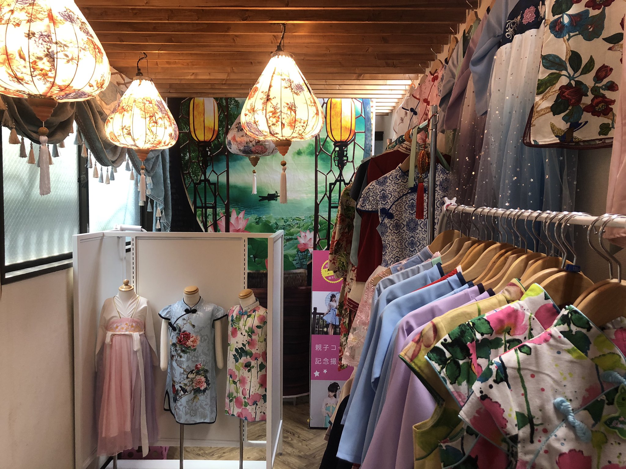 Lily 横浜中華街チャイナドレス 中華刺繍のお店 香港路店に 子ども服 Girls 売場 できました 横浜中華街 チャイナ服 チャイナドレス