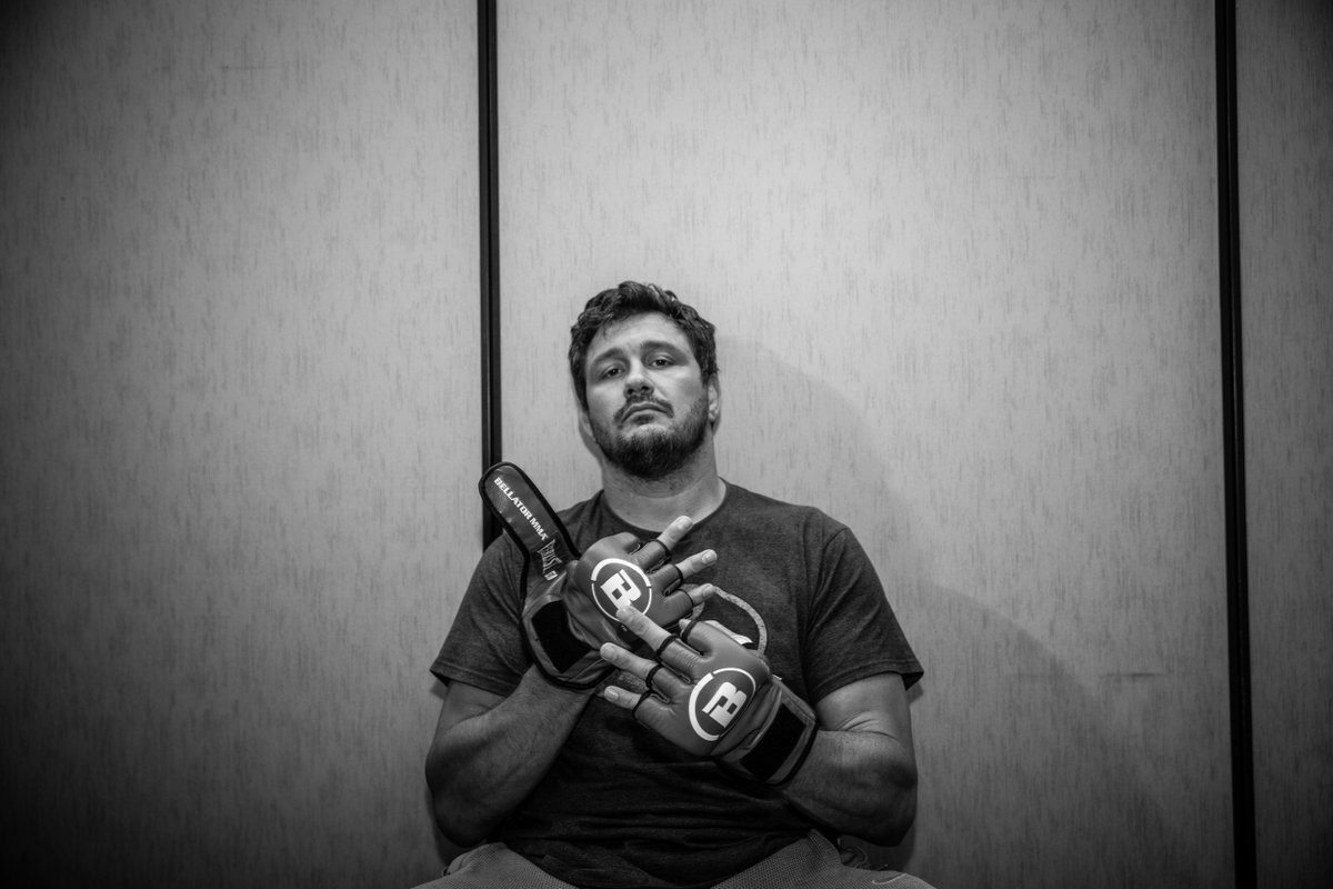 BellatorMMA's tweet photo. It's co-main event time in the Bellator cage!

@MattMitrione and @TBearTim square off now LIVE on @ParamountNet &amp; @DAZN_USA in the 🇺🇸 and with @SkySports in the 🇬🇧. https://t.co/zpZnVHxLHF