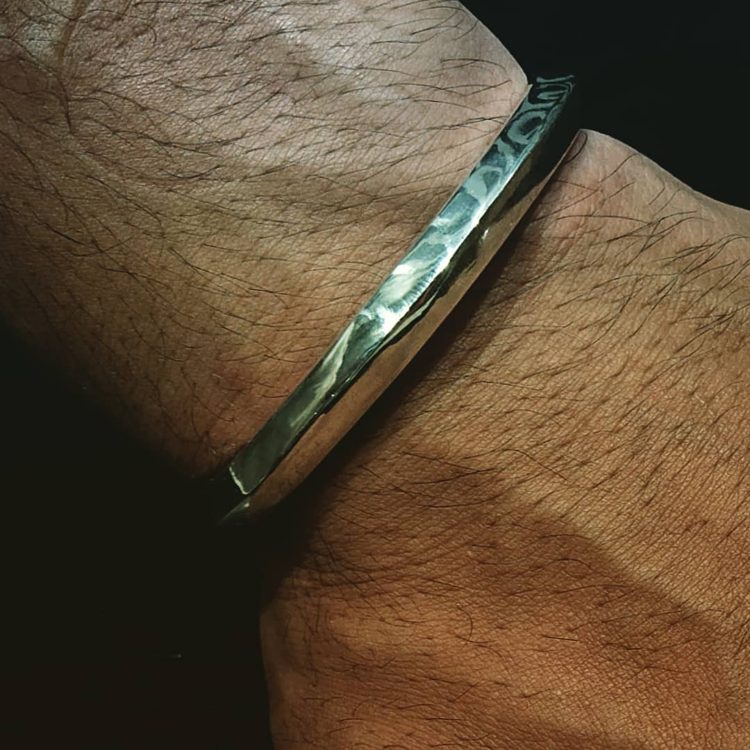 yusuke1347's tweet photo. 【NEW BANGLE】
アームに厚みを持たせ、
シンプルながら重厚感のある
デザインに仕上げました。
両サイドにスカルを配置し、
顎の下にBULLET MARKの
頭文字であるBの刻印を入れました。
内側にはBの弾痕刻印と
今回オーダーしてくれた友人と私のクレジットが入っています。
#bulletmark #bangle https://t.co/ddNj9SH9gW