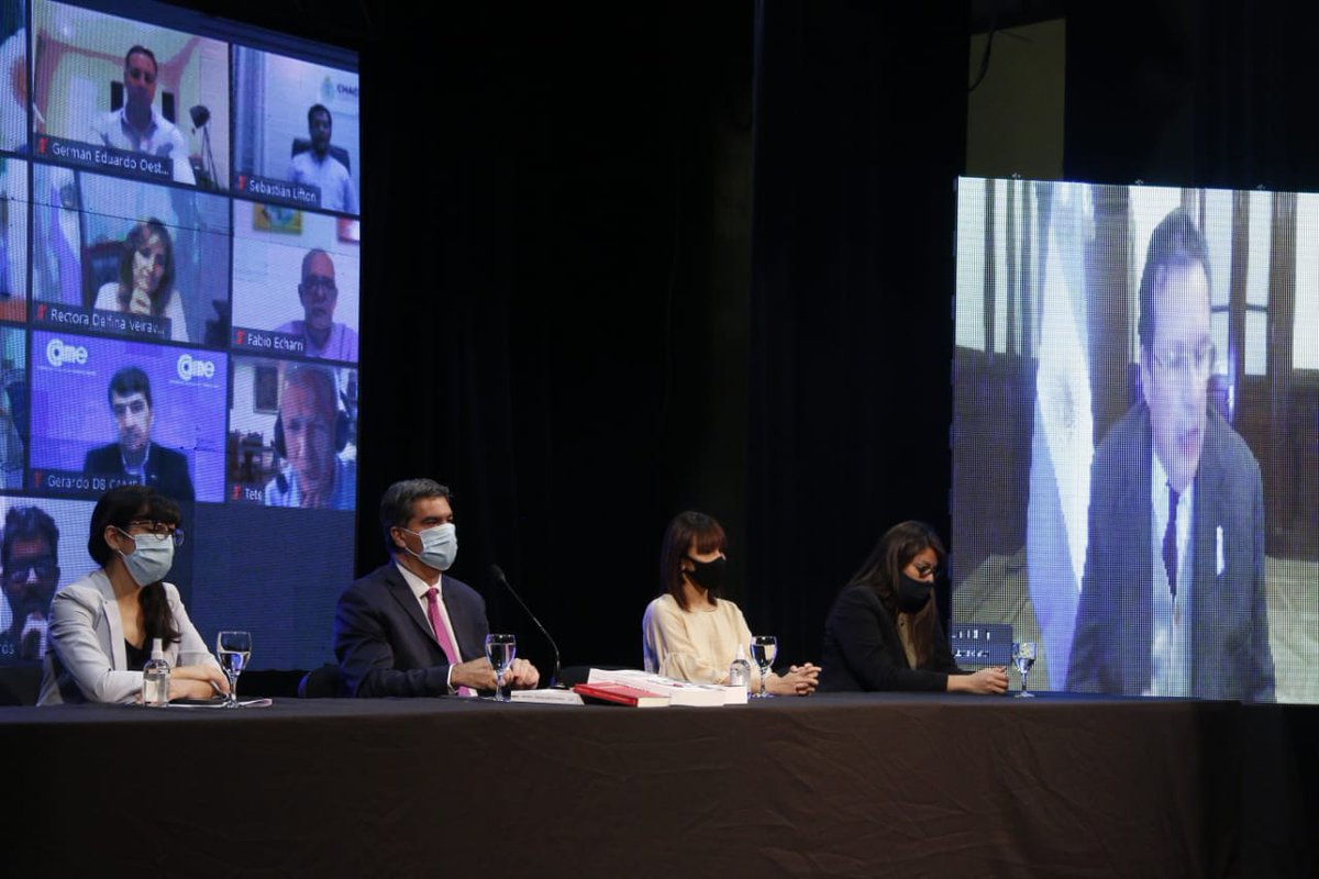 ChacoEcom's tweet photo. 💁‍♂️El gobernador @jmcapitanich encabezó la apertura junto de la vicegobernadora @analiarach , la presidenta del Instituto de Cultura, Mariela Quiros y el titular de la Fundación el Libro y la Cultura @DUKRUBEN 
.
@FdLD_Chaco #FeriaDelLibroDigital #Chaco2020 https://t.co/5iF0IZHuLC