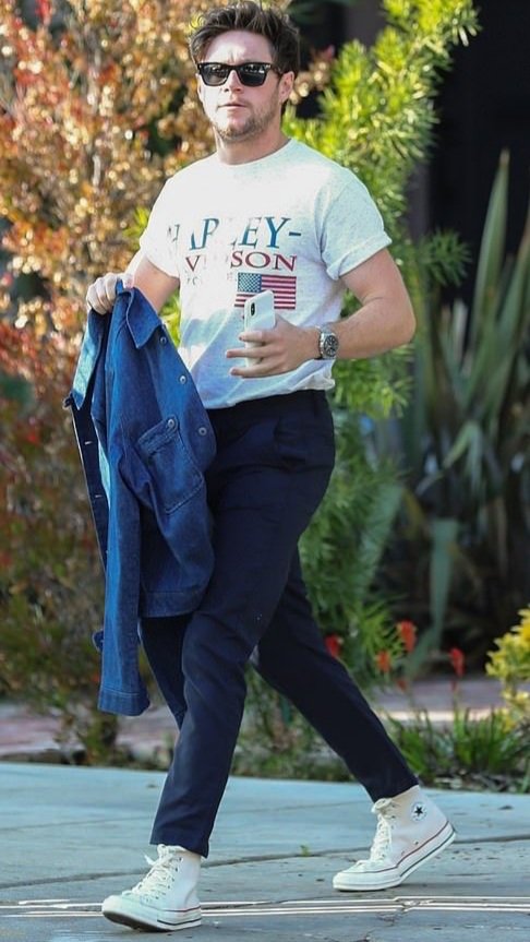 𝒞𝒶𝓈𝓊𝒶𝓁 𝐵𝓊𝓉 𝒮𝓉𝒾𝓁𝓁 𝒜 𝑀𝑜𝒹𝑒𝓁